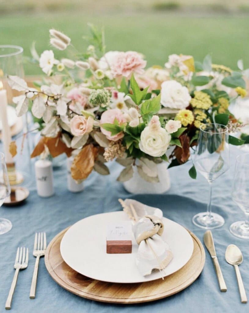 Wedding table with Wood Acacia Chargers